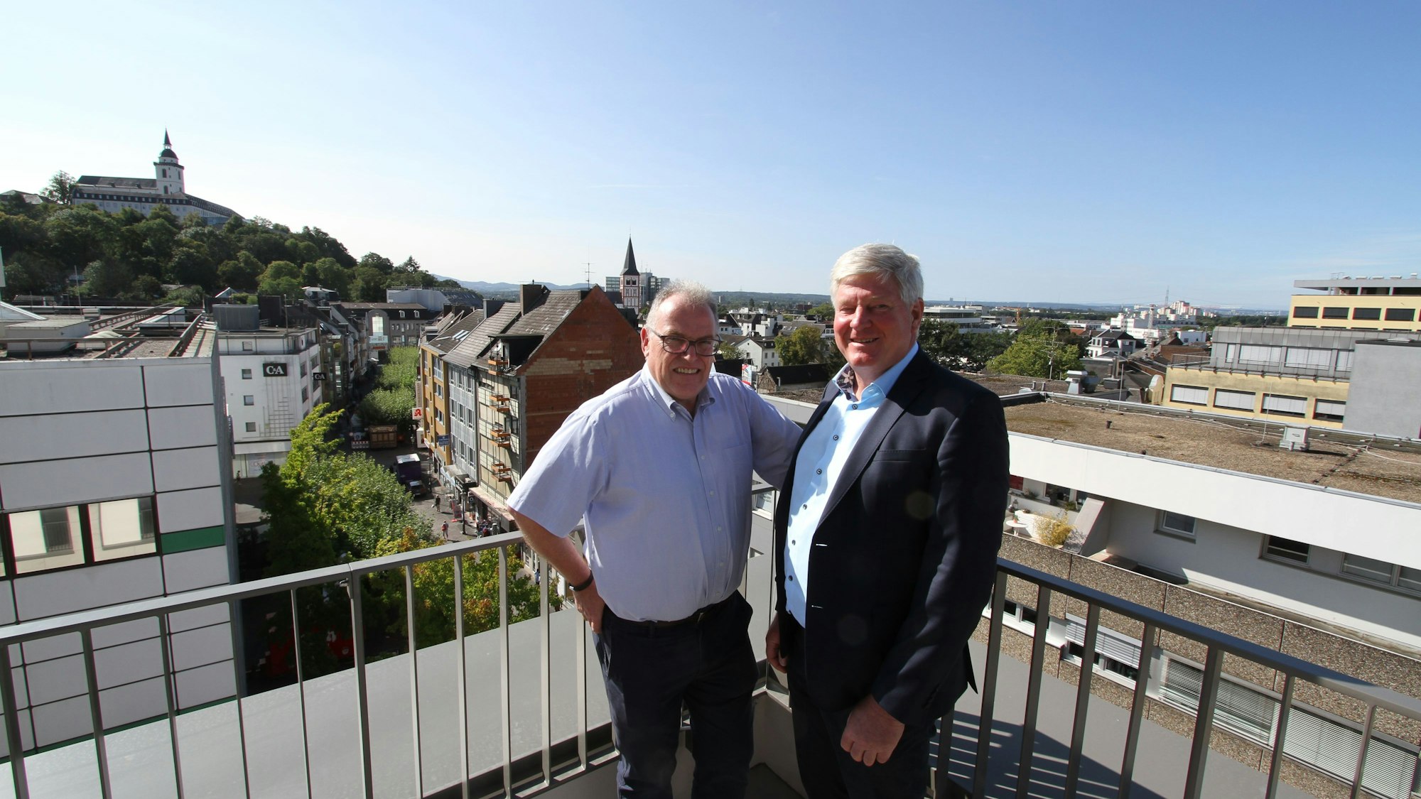 Zwei Männer vor dem Geländer einer Dachterrasse