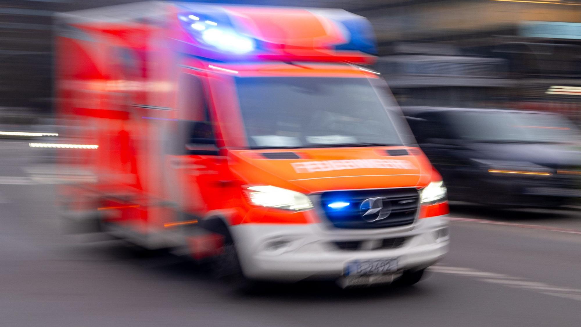 Das Bild zeigt einen Rettungswagen im Einsatz.