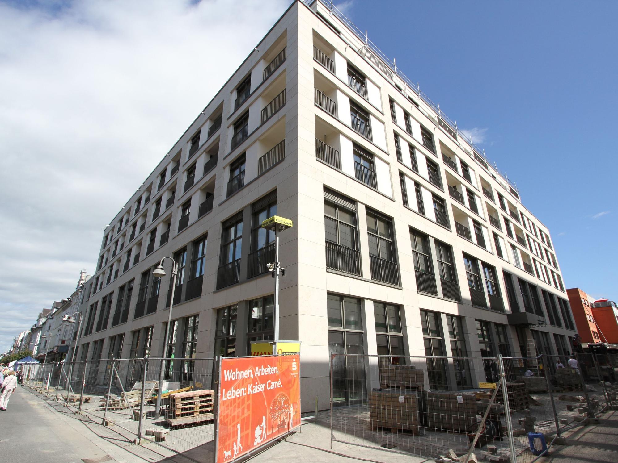 Ein großes Geschäfts- und Wohnhaus mit heller Fassade