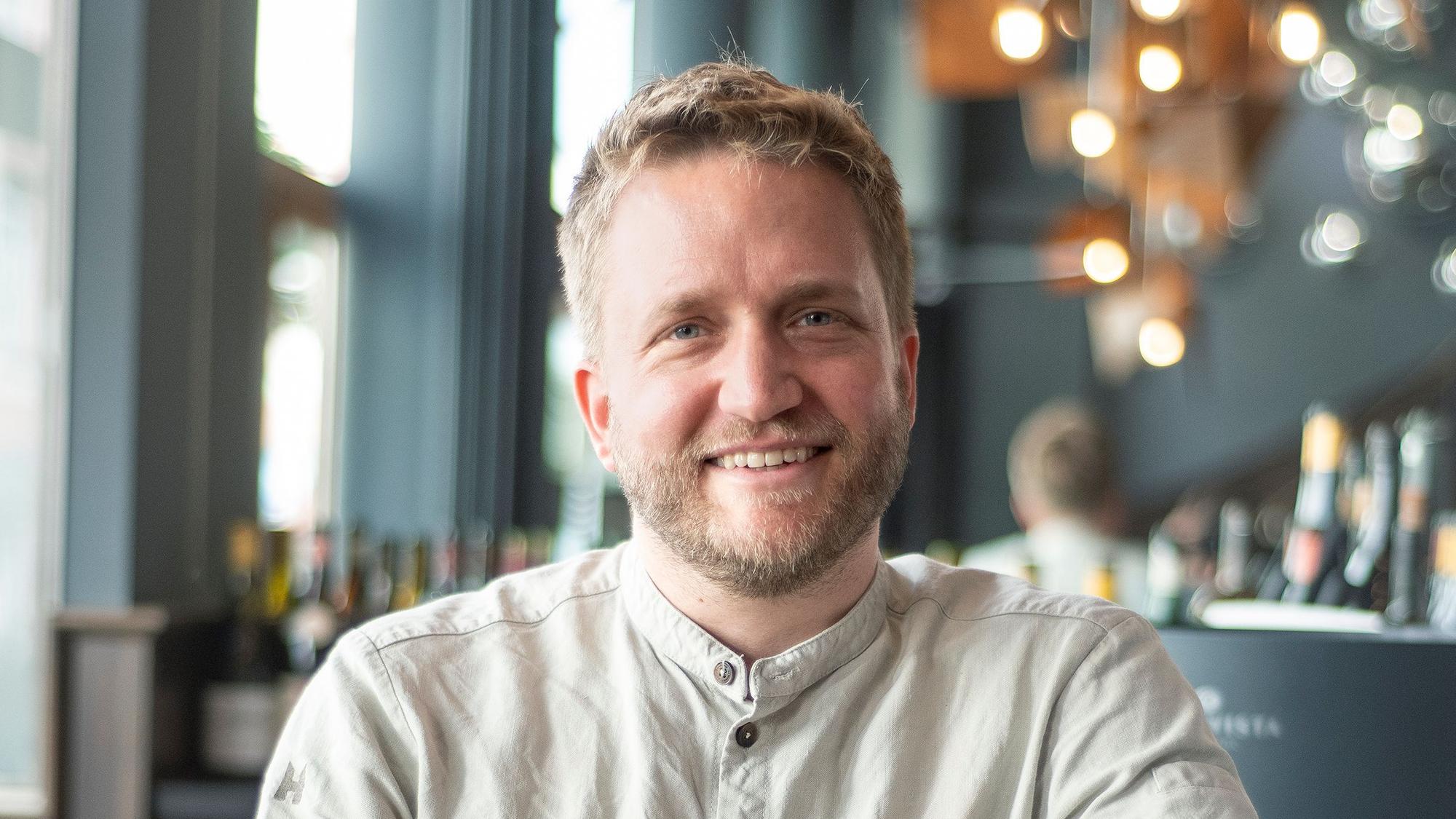 Hendrik Olfen kocht im Kölner Restaurant Henne Weinbar.