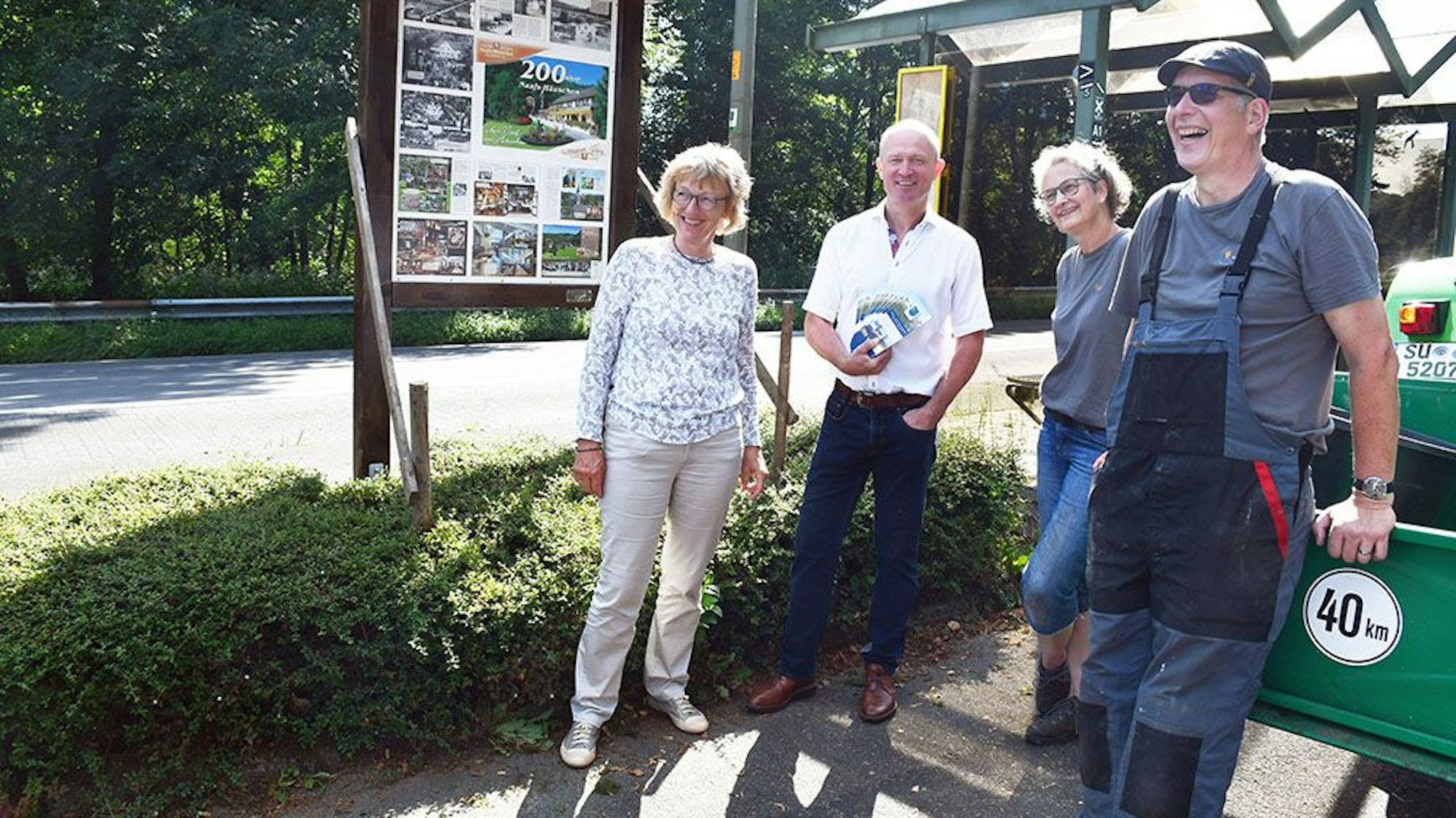 Eine Tafel erzählt die Geschichte des Lokals Naafshäuschen in Lohmar, das 200 Jahre alt wird.