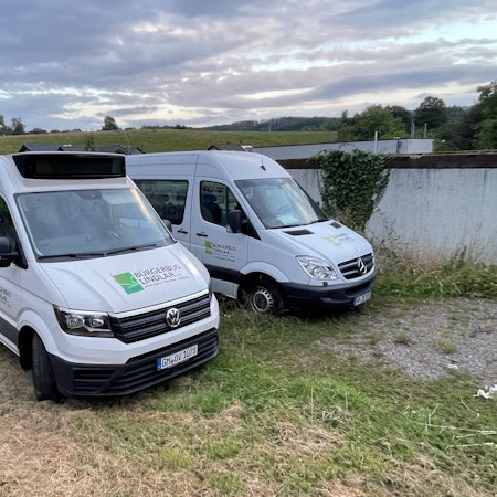 Die beiden Busse des Lindlarer Bürgerbusvereins auf ihrem Parkplatz am Rathaus.