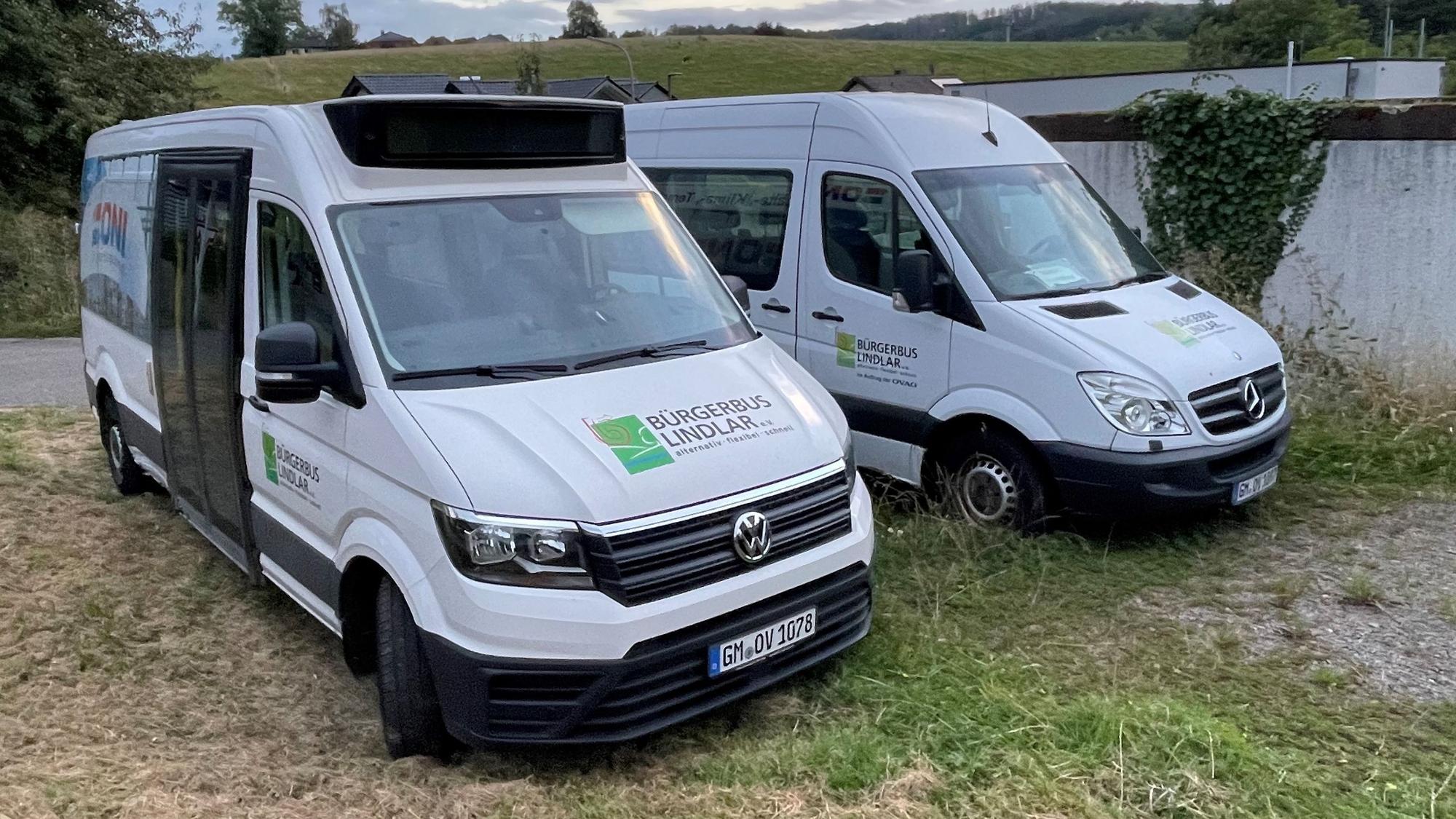 Die beiden Busse des Lindlarer Bürgerbusvereins auf ihrem Parkplatz am Rathaus.