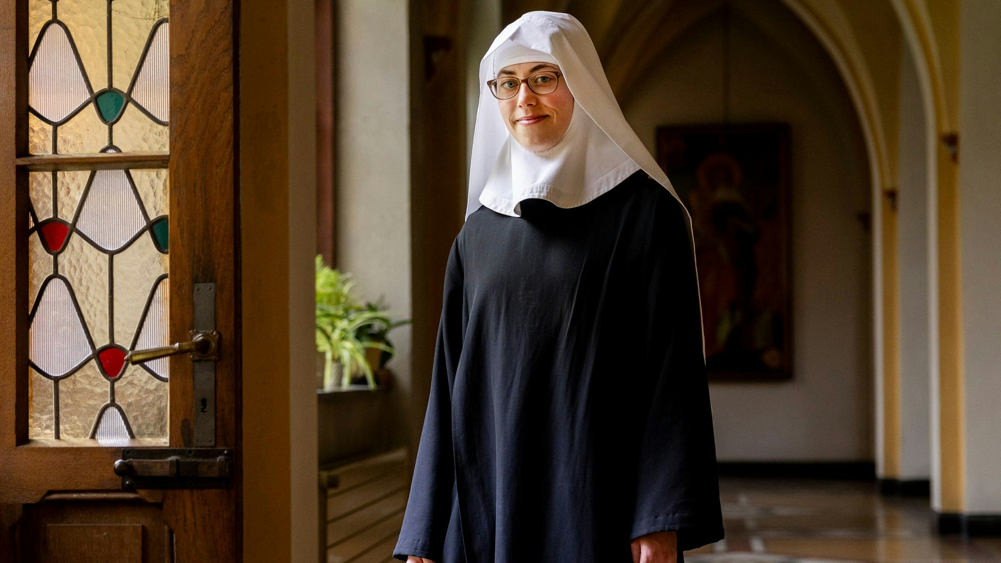 Die Ordensschwester Maria steht im Flur des Benediktinerinnen-Klosters in Köln.