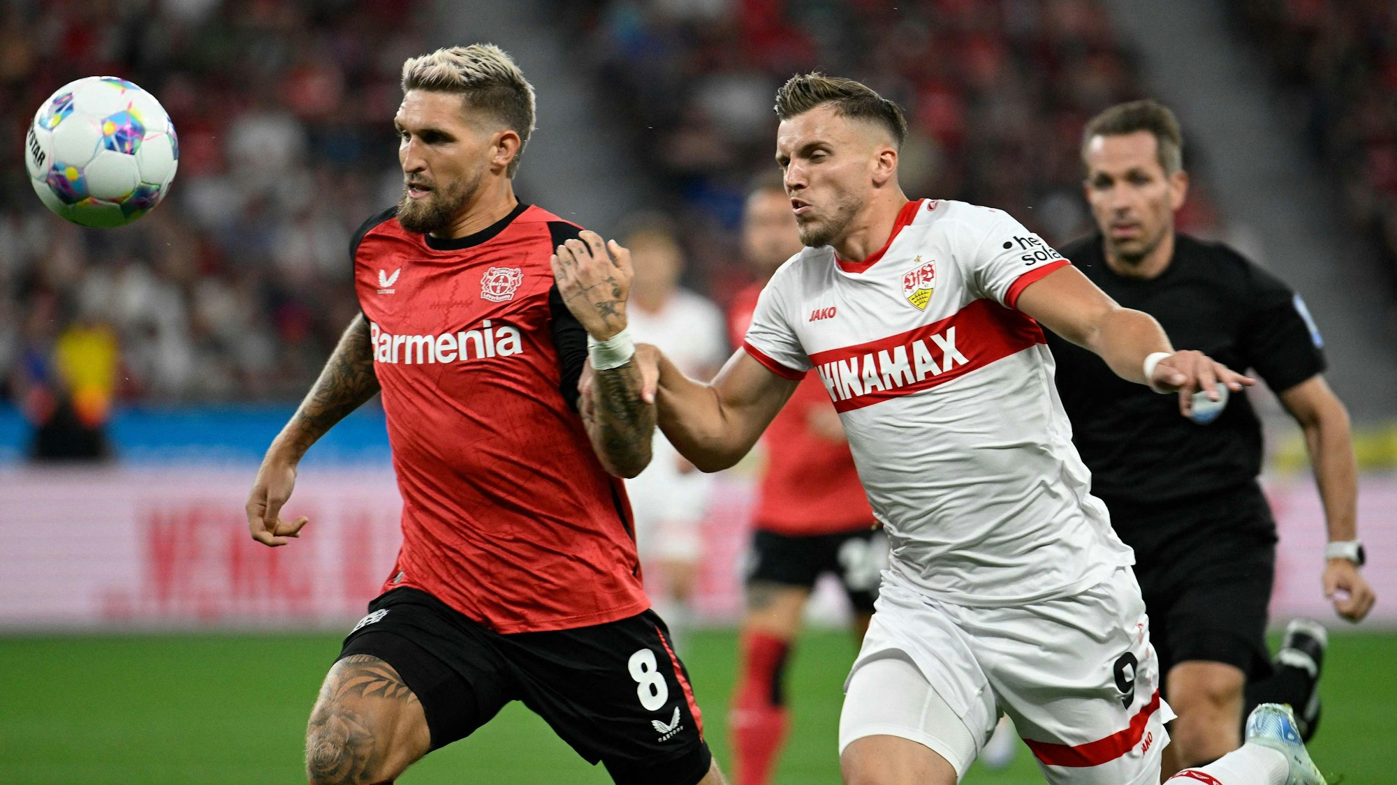 Duell im Supercup: Leverkusens Robert Andrich (L) und Stuttgarts Ermedin Demirovic.