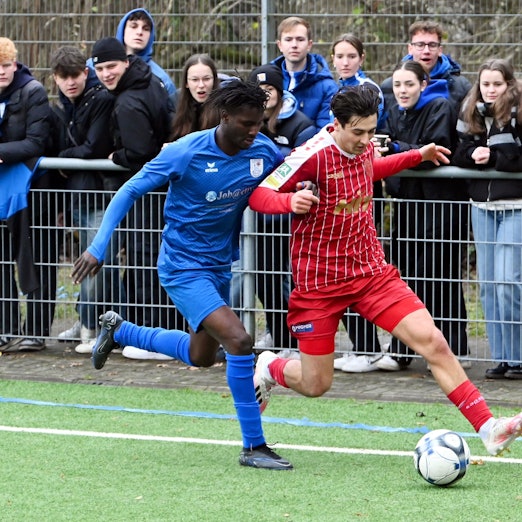 16.12.2023, Fussball Bitburger-Pokal
SV Bergfried Leverkusen - S.C. Fortuna Köln
links: Walter Famakinwa (Bergfried)
rechts: Henri Matter (Fortuna)
Foto: Uli Herhaus