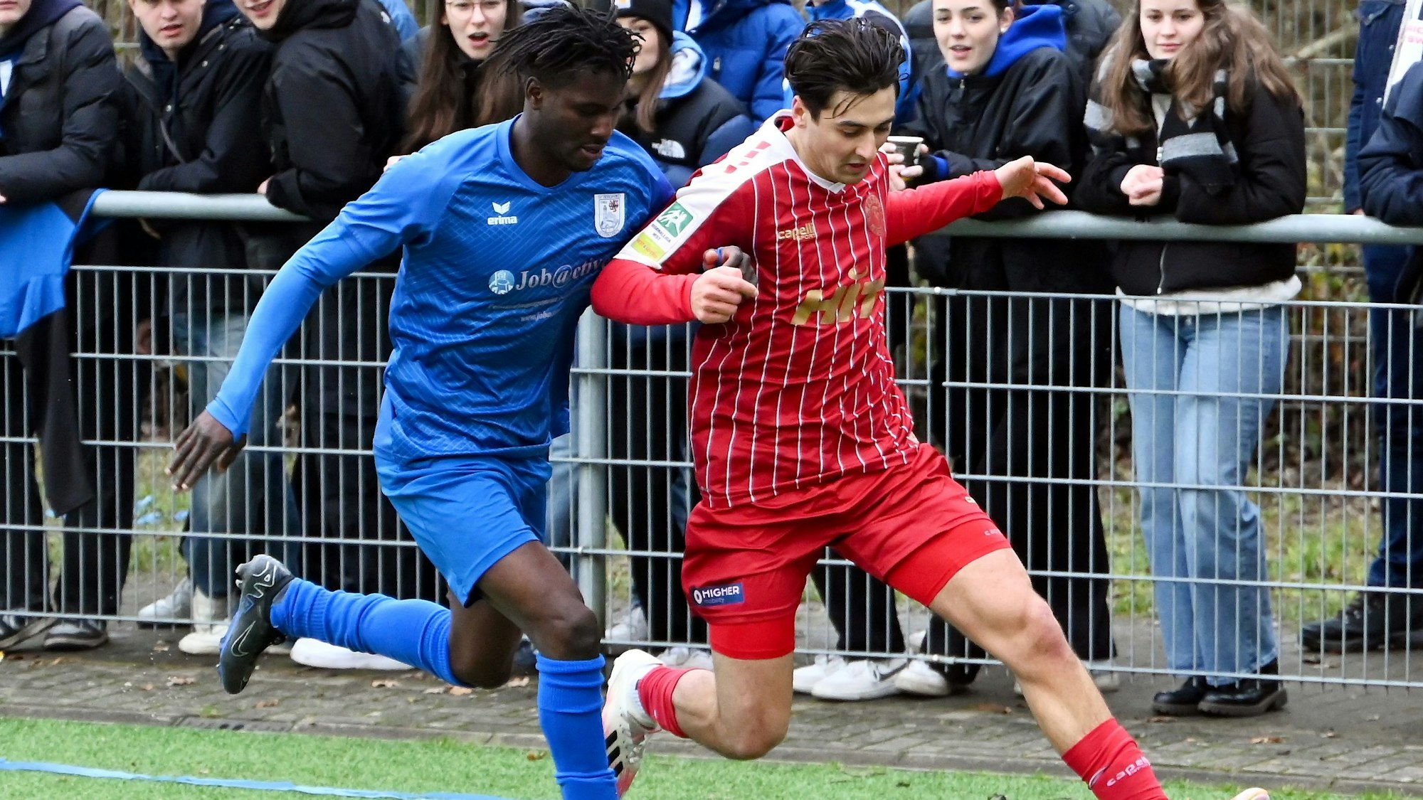 16.12.2023, Fussball Bitburger-Pokal
SV Bergfried Leverkusen - S.C. Fortuna Köln
links: Walter Famakinwa (Bergfried)
rechts: Henri Matter (Fortuna)
Foto: Uli Herhaus