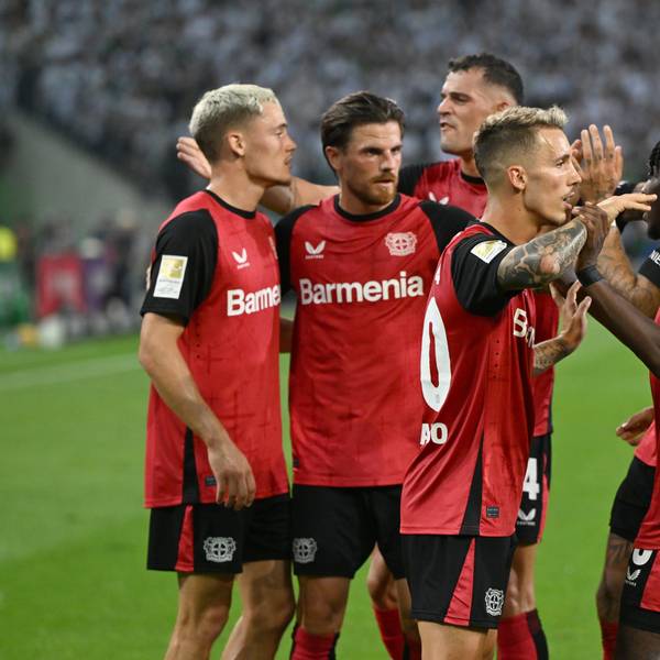 Florian Wirtz (links) von Bayer Leverkusen bejubelt mit Mannschaftskollegen sein Tor zum 0:2.