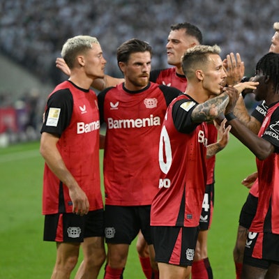 Florian Wirtz (links) von Bayer Leverkusen bejubelt mit Mannschaftskollegen sein Tor zum 0:2.