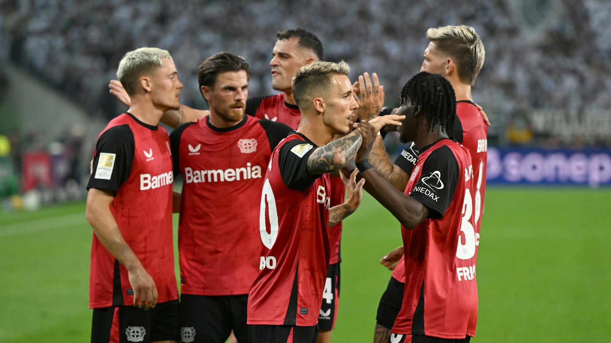 Florian Wirtz (links) von Bayer Leverkusen bejubelt mit Mannschaftskollegen sein Tor zum 0:2.