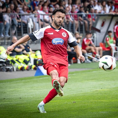 3. Liga: FC Viktoria Köln - Dynamo Dresden, 04.08.2024 Albion Vrenezi FC Viktoria Köln, 10 Köln, 4.08.2024, 1. Spieltag der 3. Fußball-Liga, FC Viktoria Köln - Dynamo Dresden im Sportpark Hoehenberg in Köln. Die DFL-Bestimmungen verbieten die Verwendung von Fotografien als Bildsequenzen und / oder Quasi-Videos. *** 3 Liga FC Viktoria Köln Dynamo Dresden, 04 08 2024 Albion Vrenezi FC Viktoria Köln, 10 Köln, 4 08 2024, 1 matchday of the 3 soccer league, FC Viktoria Köln Dynamo Dresden at Sportpark Hoehenberg in Cologne The DFL regulations prohibit the use of photographs as image sequences and or quasi videos Copyright: xBEAUTIFULxSPORTS/LeahxKohringx