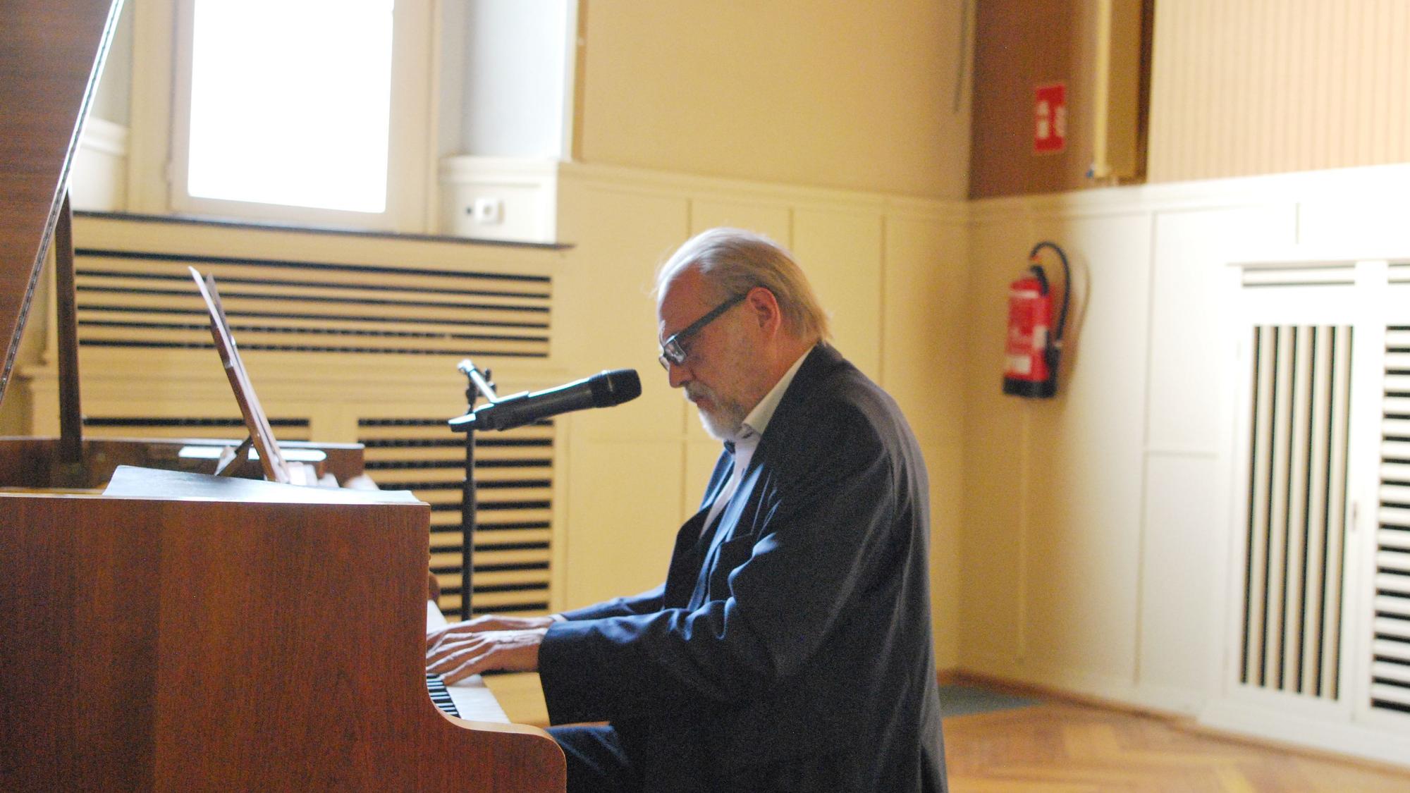 Jan-Gregor Kremp spielt am Flügel und singt.