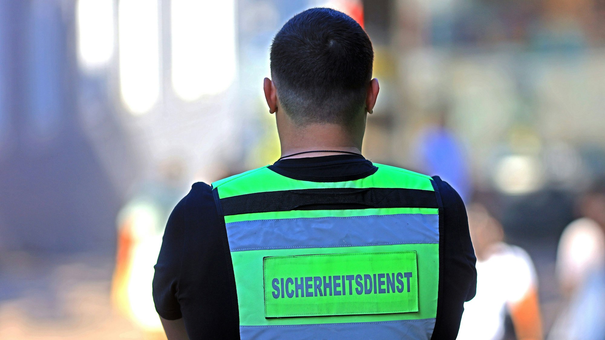 Ein Sicherheitsdienstmitarbeiter im Ruhrgebiet