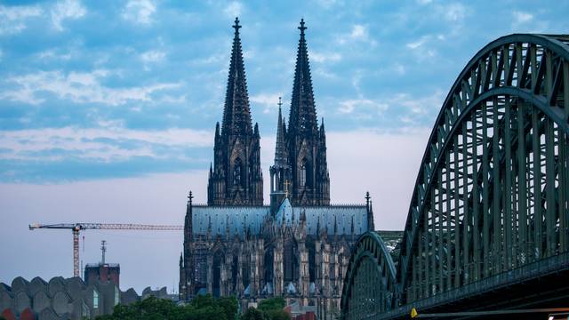Blick auf den Kölner Dom am frühen Morgen. +++ dpa-Bildfunk +++