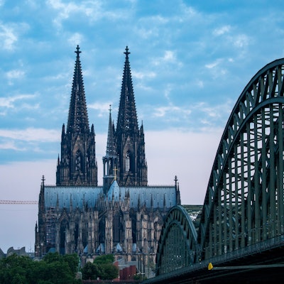 Blick auf den Kölner Dom am frühen Morgen. +++ dpa-Bildfunk +++