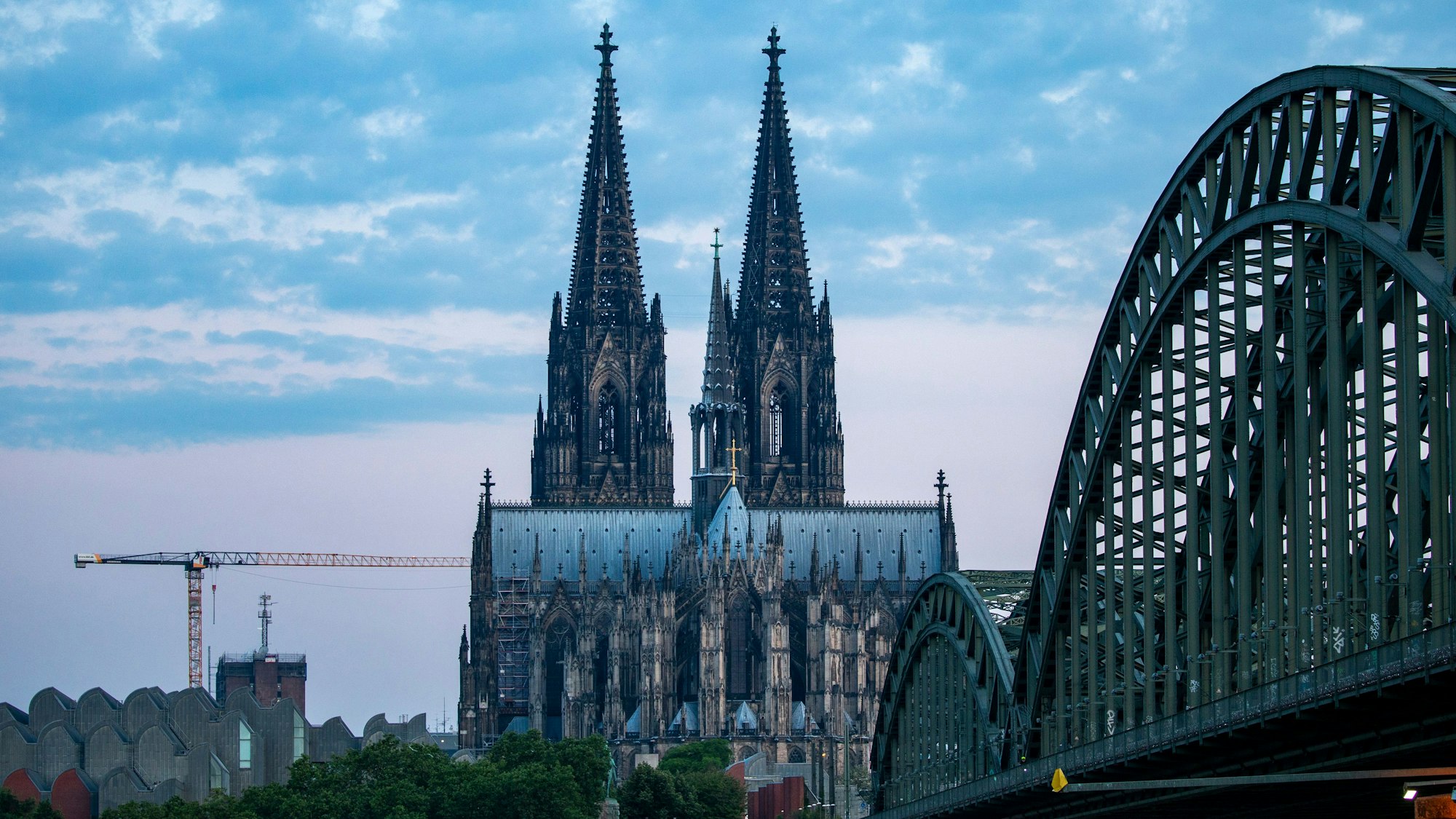 Blick auf den Kölner Dom am frühen Morgen. +++ dpa-Bildfunk +++