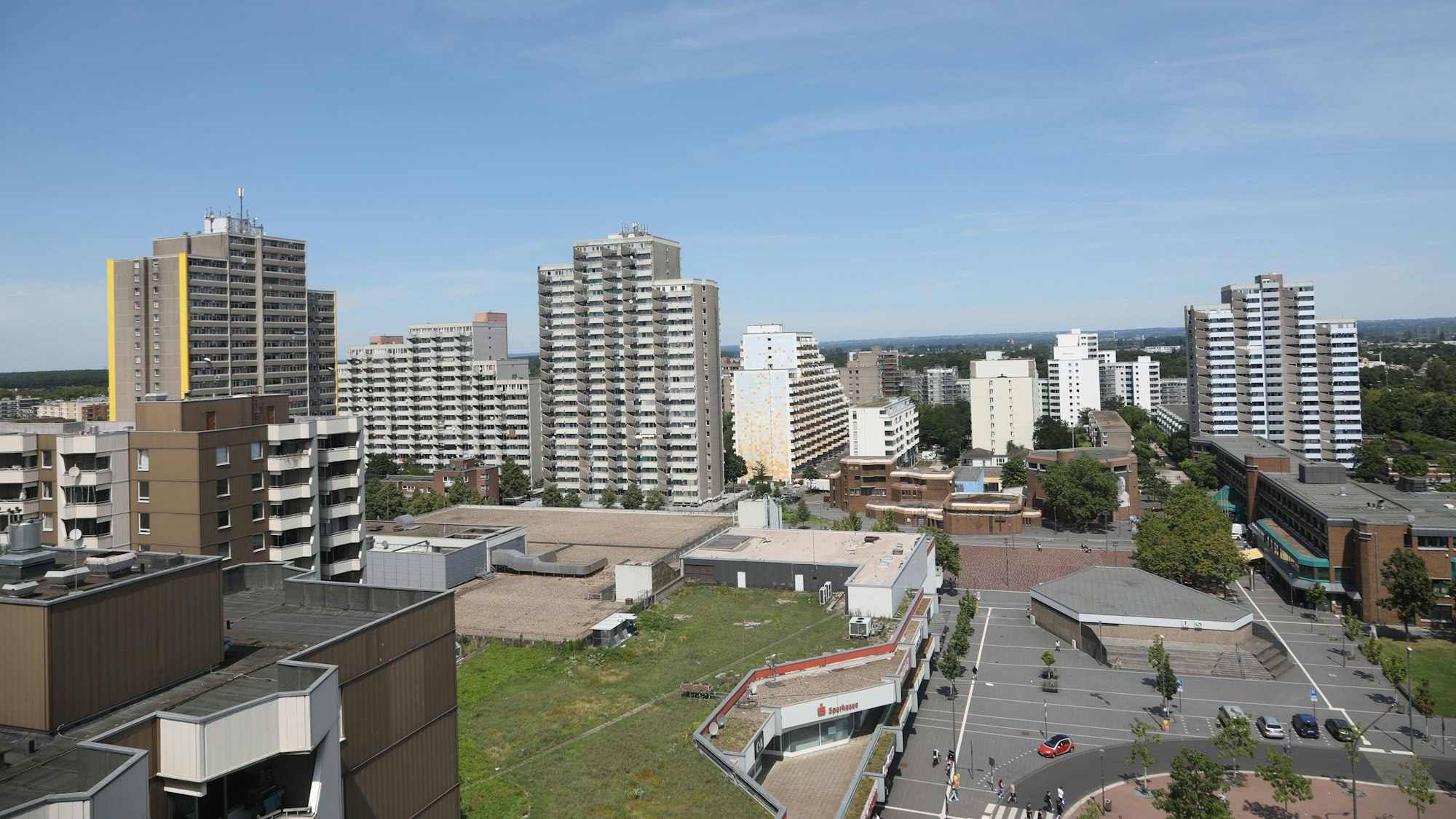Blick auf mehrere Hochhäuser in Chorweiler.