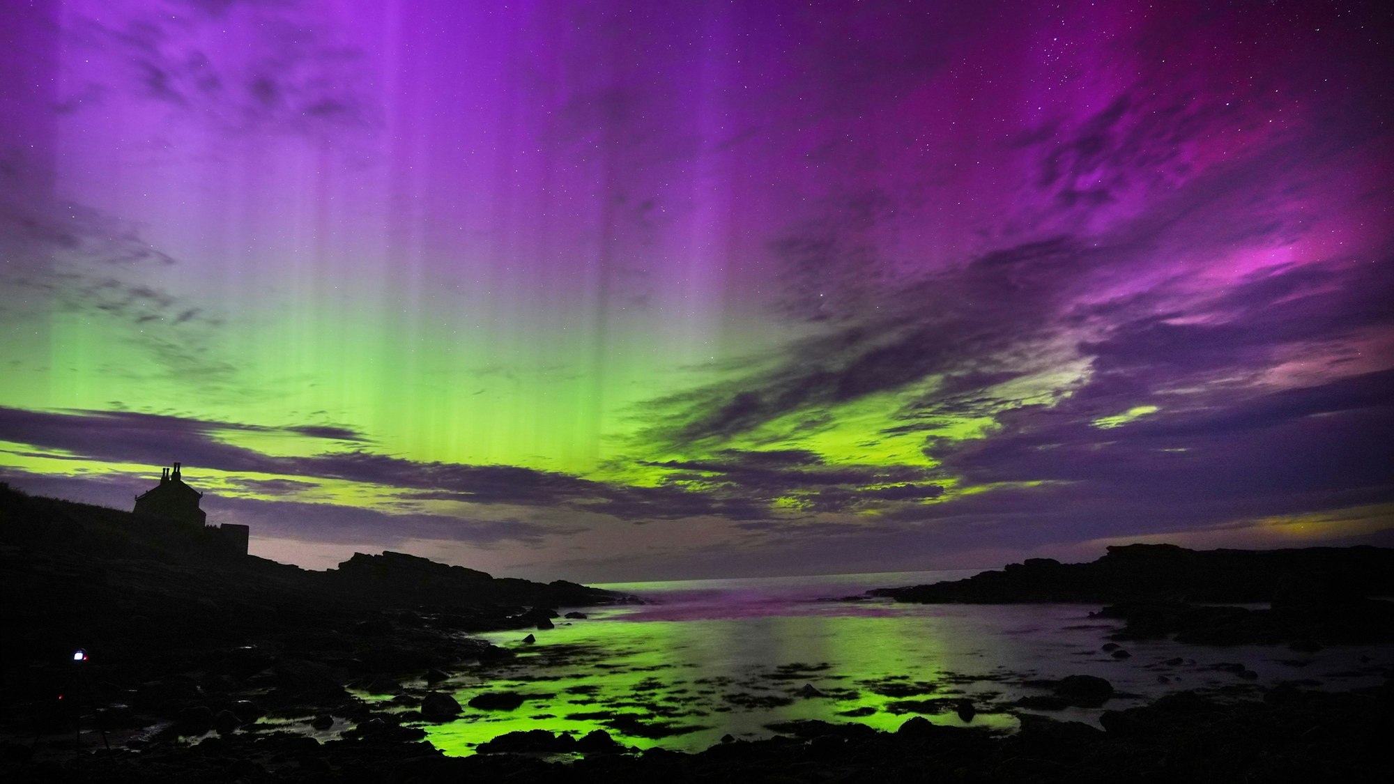 Das Polarlicht, auch bekannt als Nordlicht, füllt den Himmel über The Bathing House in Howick, Northumberland, in der Nacht auf Dienstag.