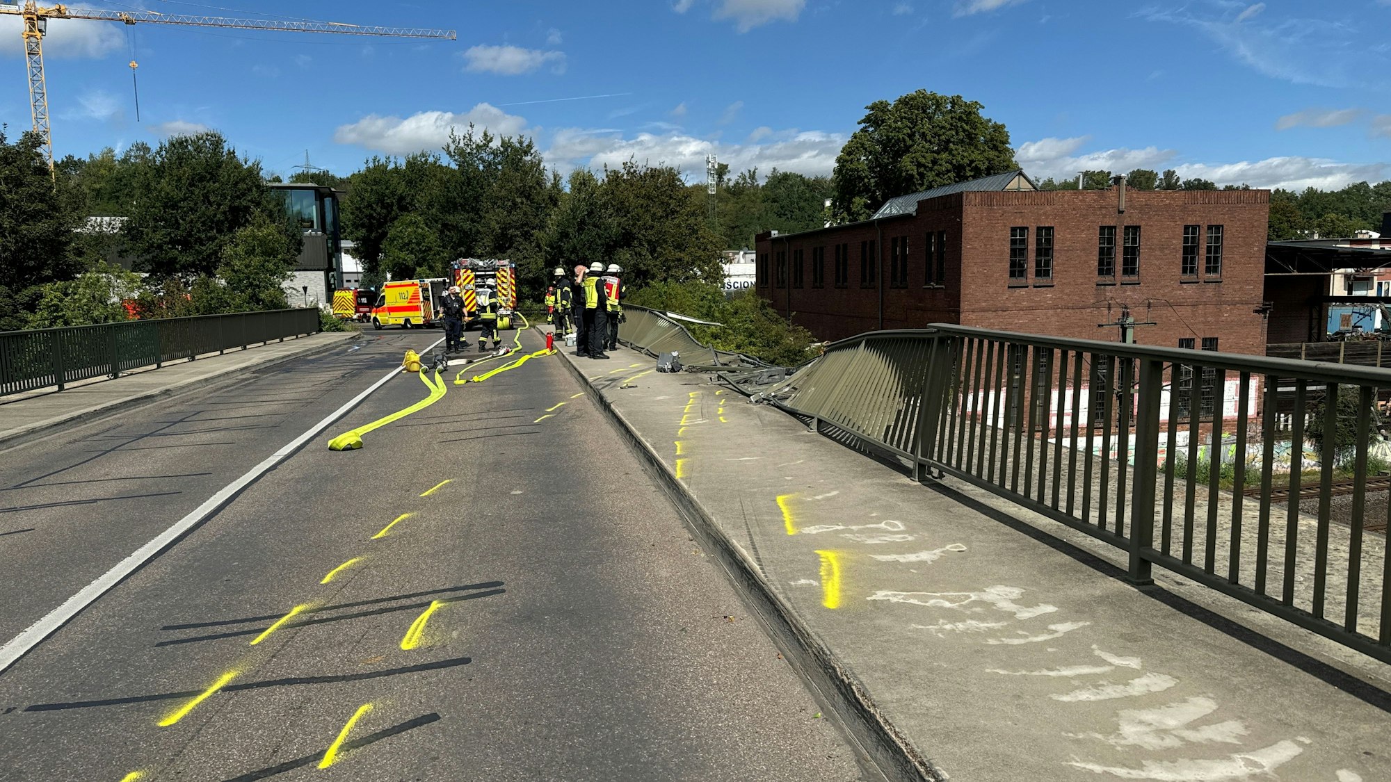 Das Foto zeigt eine Brücke mit beschädigtem Geländer.