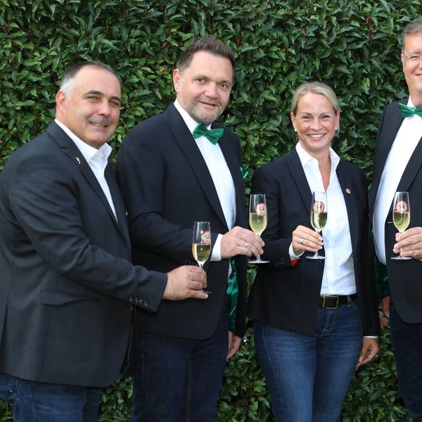 Prinzenführer Frank Mehren, Prinz Christian I. (Althaus); Jungfrau Steffi (Stephanie Müller); Bauer Michael (Schlaeger), Alexander Pfister (Präsident Große Gladbacher KG) und Frank Haag (1. Vorsitzender Große Gladbacher KG) stoßen mit Sektgläsern an.