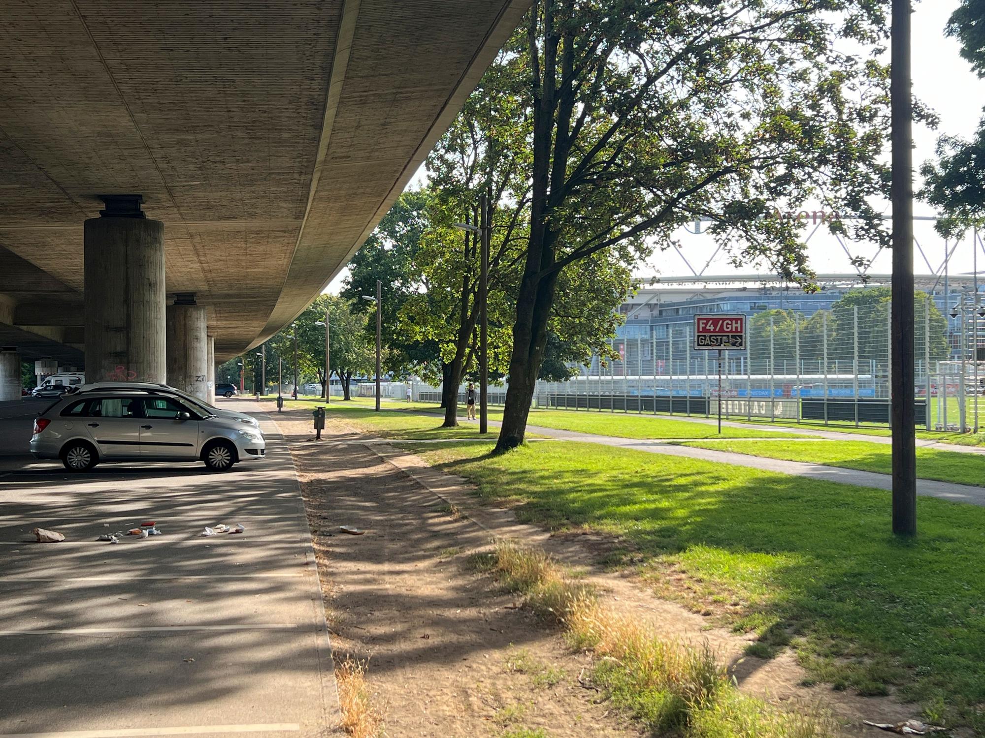 Links die Stelze, rechts die Trainingsplätze von Bayer 04. Foto: Ralf Krieger