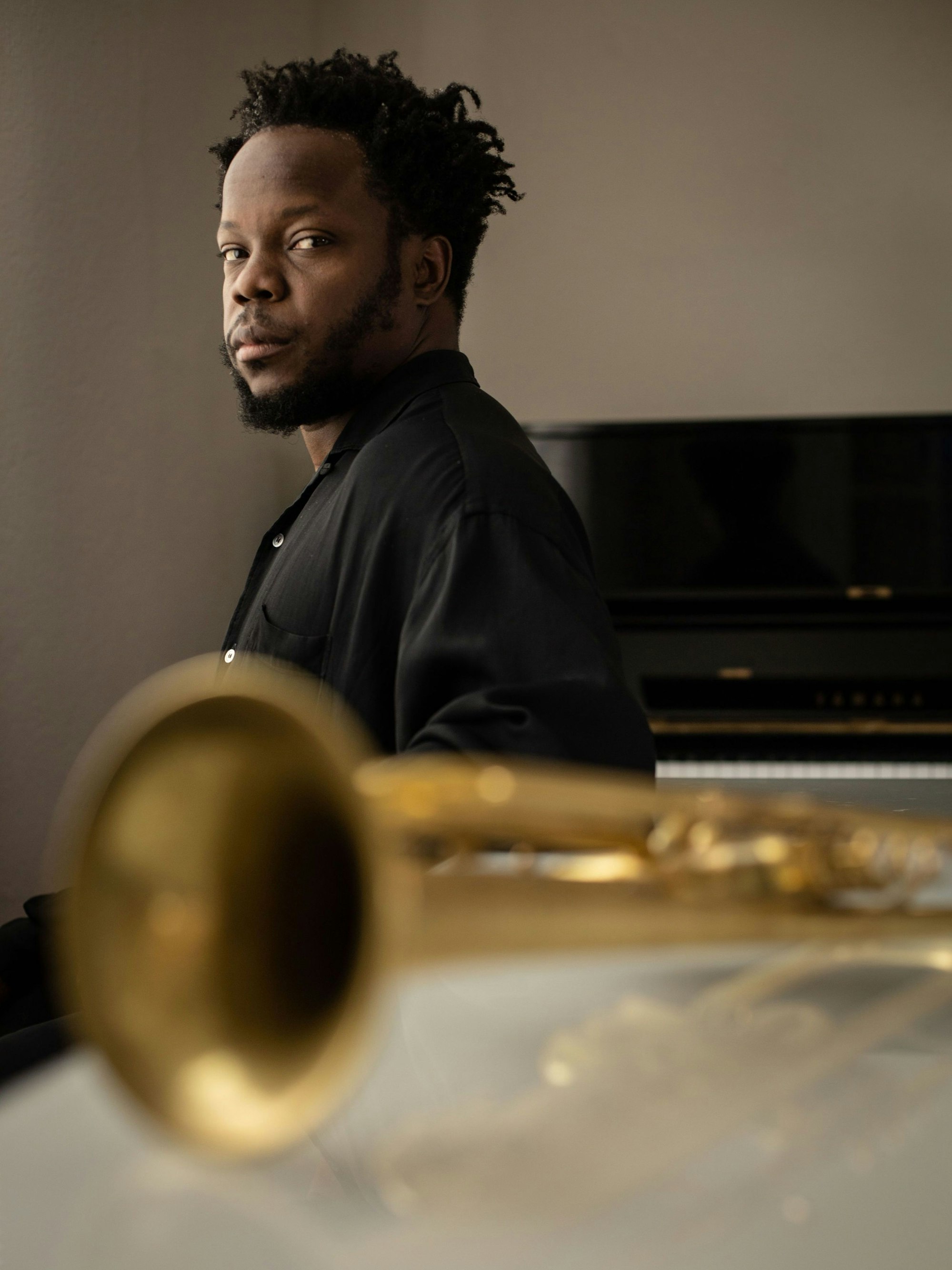 Ambrose Akinmusire schaut in die Kamera.