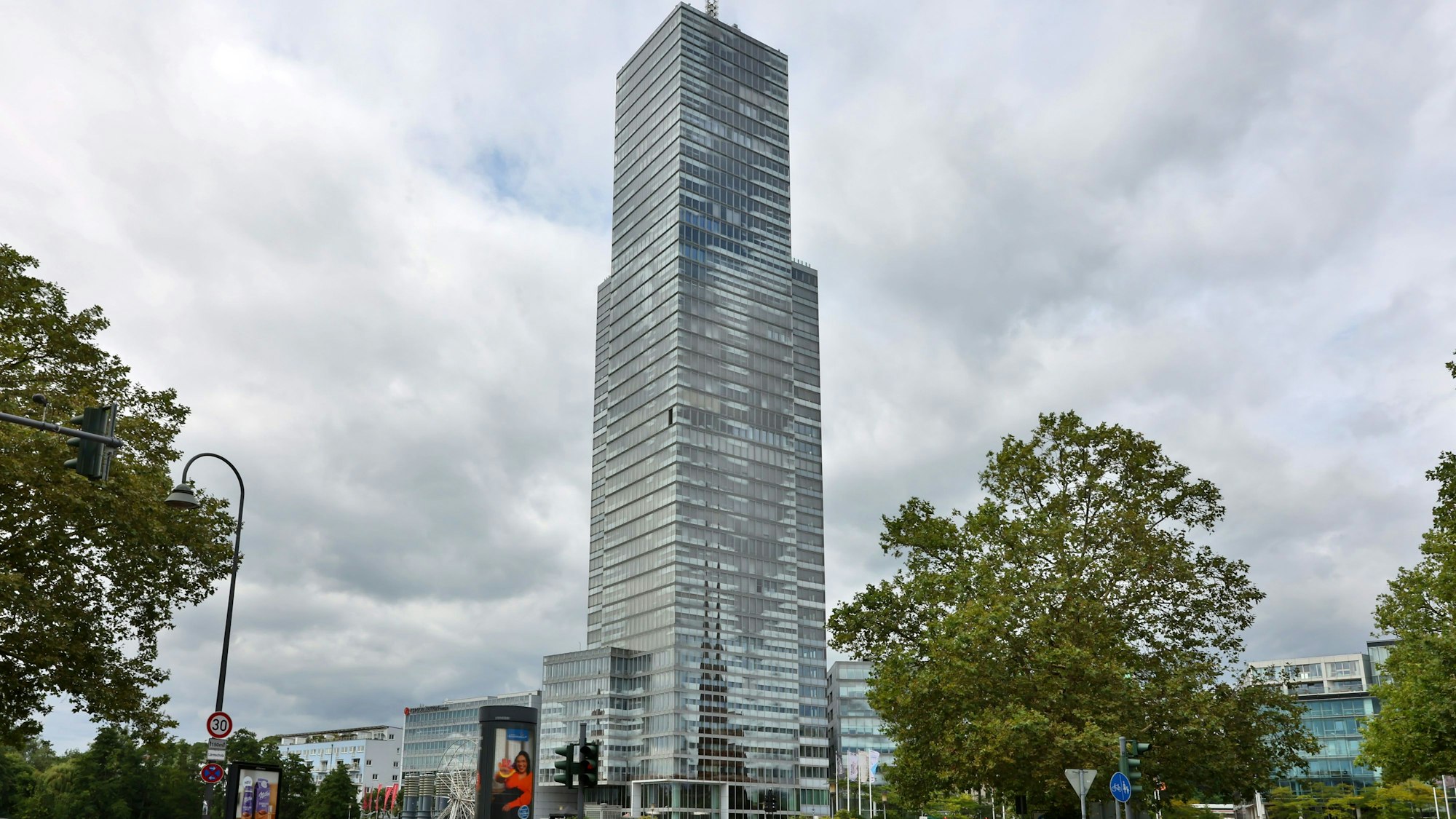 Der Kölnturm im Mediapark ist mit 148,1 Metern (165,5 Meter mit Antenne) das höchste Bürogebäude in Köln und Ambiente für den Kölner Treppenlauf.