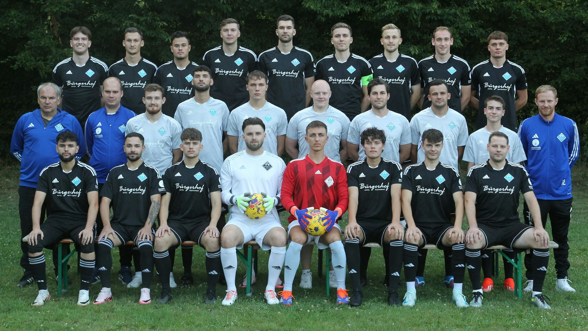 Jonathan Esch (oben, von links), Leon Strehl, Niklas Fallert, Dominik Grgic, Daniel Hefele, Justus Heinen, Clemens Heinen, Lars Radzey, Paul Neeb, Trainer Jürgen Hülder (Mitte, von links), Co-Trainer Lukas Steinhauer, Yannick Neumann, Granit Dukaj, Valentino Pedicillo, Maximilian Jonas, Maximilian Grewe, Tim Mais, Kenay Kalafar, Co-Trainer Tristan Limbach, Ayoub Barmou (unten, von links), Claudio Rodrigues, Florian Meyer, Philipp Breuer, Tim Hieronymus, Matthias Wallrafen, Max Kempe und Lennard Bär vom VfR Hangelar.