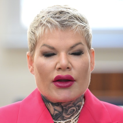 Schlagersängerin Melanie Müller sitzt mit pinker Jacke im Gerichtssaal.