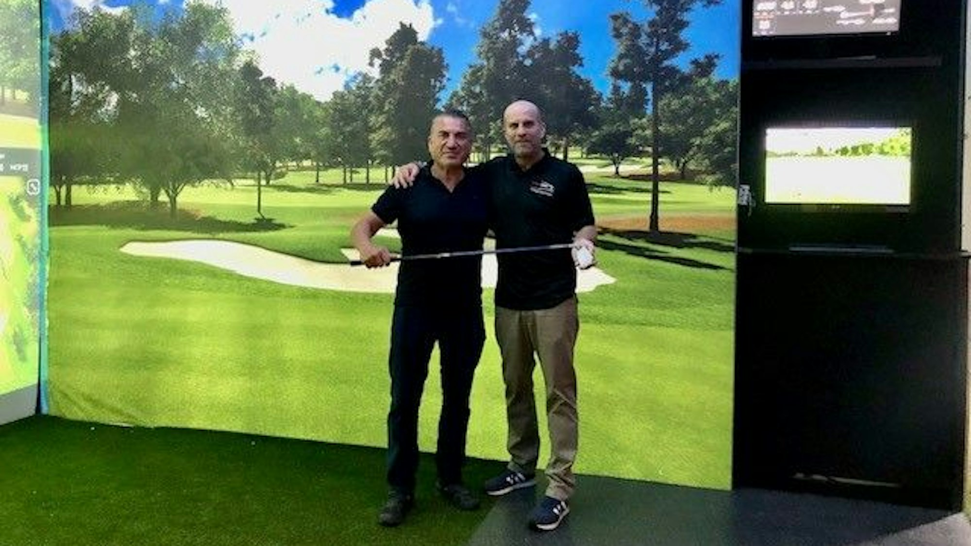 Savas Berktas, Inhaber des „Cologne Sportspark“ und sein Betriebsleiter Jens Laufenberg demonstrieren die Track Man-Golfsimulatoren in der Indoor-Golfananlage in Poll.