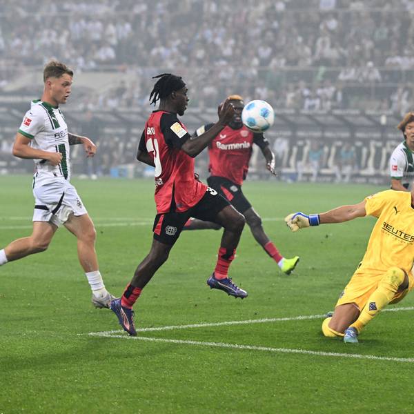 Jeremie Frimpong von Bayer Leverkusen und Mönchengladbachs Torhüter Jonas Omlin in Aktion.