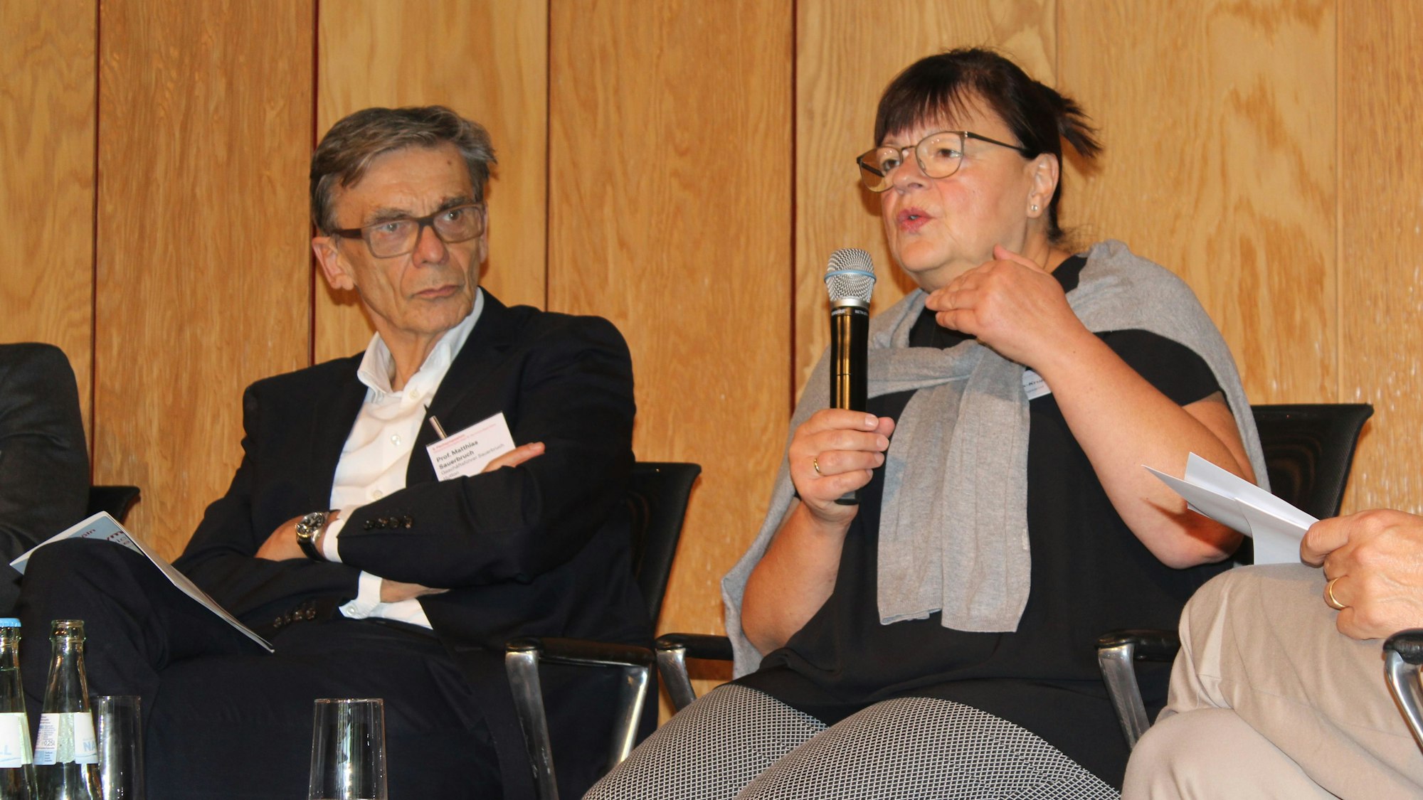 Zu sehen sind Ruth Orzessek-Kruppa (r.) und Matthias Sauerbruch bei einer Podiumsdiskussion zum „Höhenentwicklungskonzept“ im Komed-Saal im Mediapark.