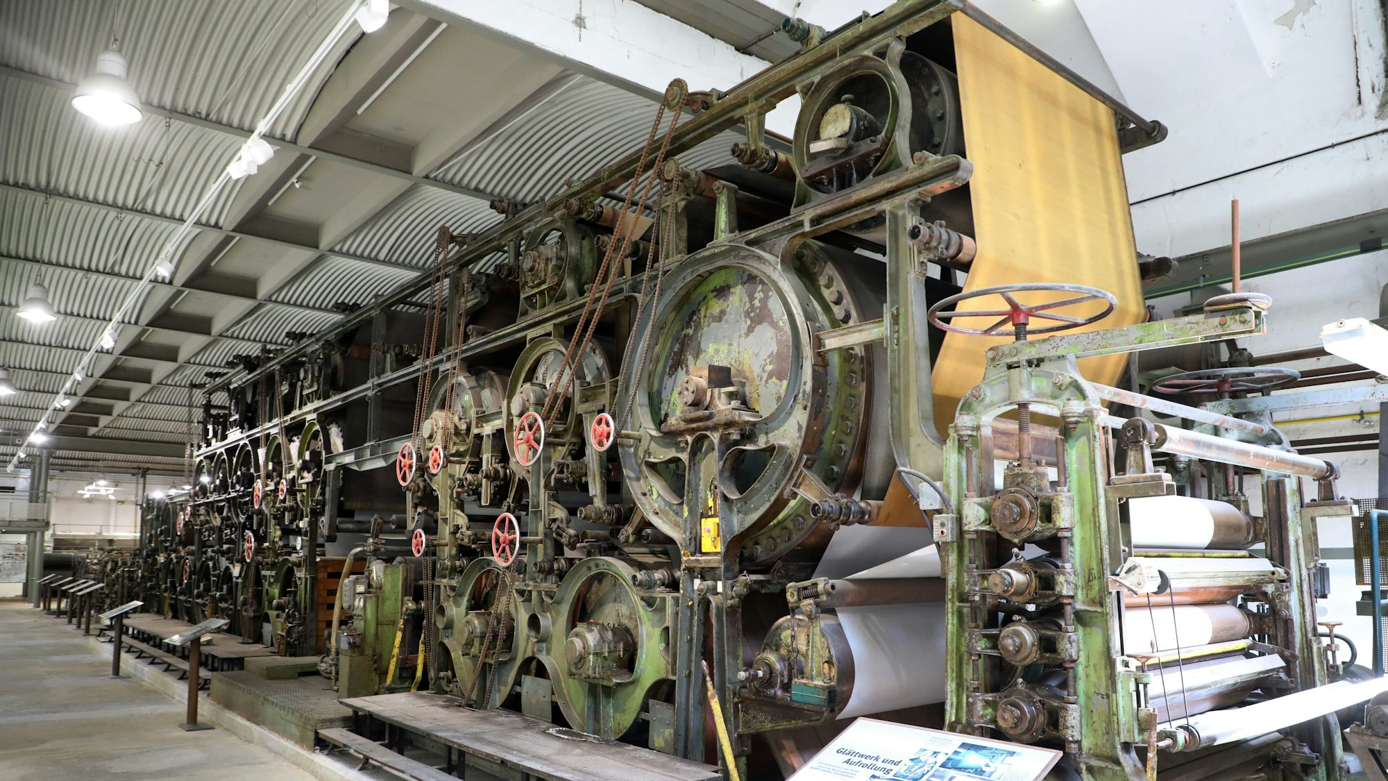 39 Meter lang ist die 1889 gebaute und 1991 außer Dienst gestellte Papiermaschine 4