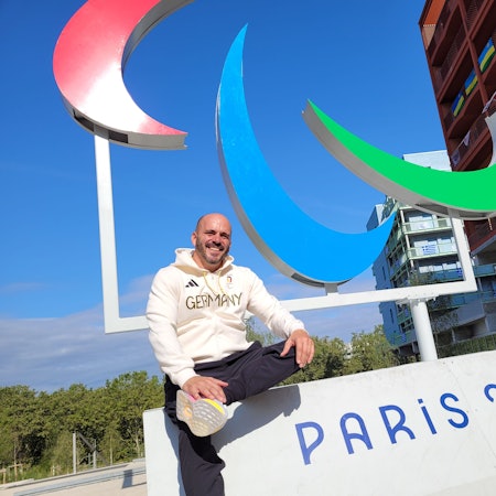 Marc Möllmann (47) aus Brühl betreut Sportlerinnen und Sportler bei den Paralympischen Spielen in Paris.