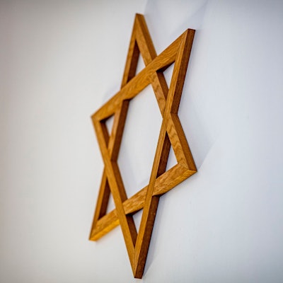 Ein Davidstern hängt an der Wand im Gebetsraum der Neuen Synagoge in Gelsenkirchen.