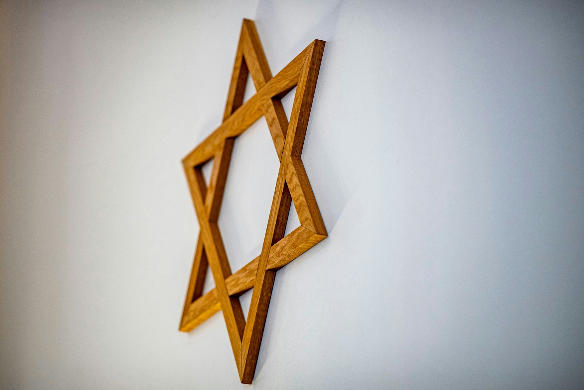 Ein Davidstern hängt an der Wand im Gebetsraum der Neuen Synagoge in Gelsenkirchen.