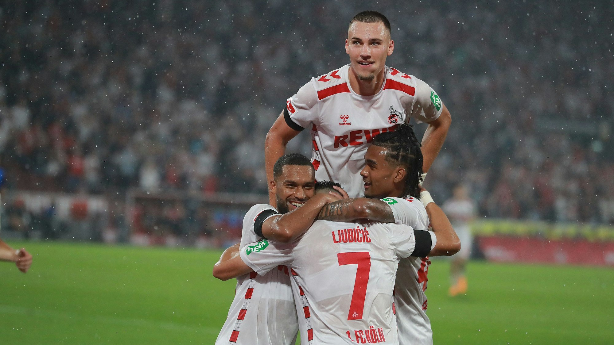 Jubel um Dejan Ljubicic (1. FC Köln) mit dem Tor zum 4:0