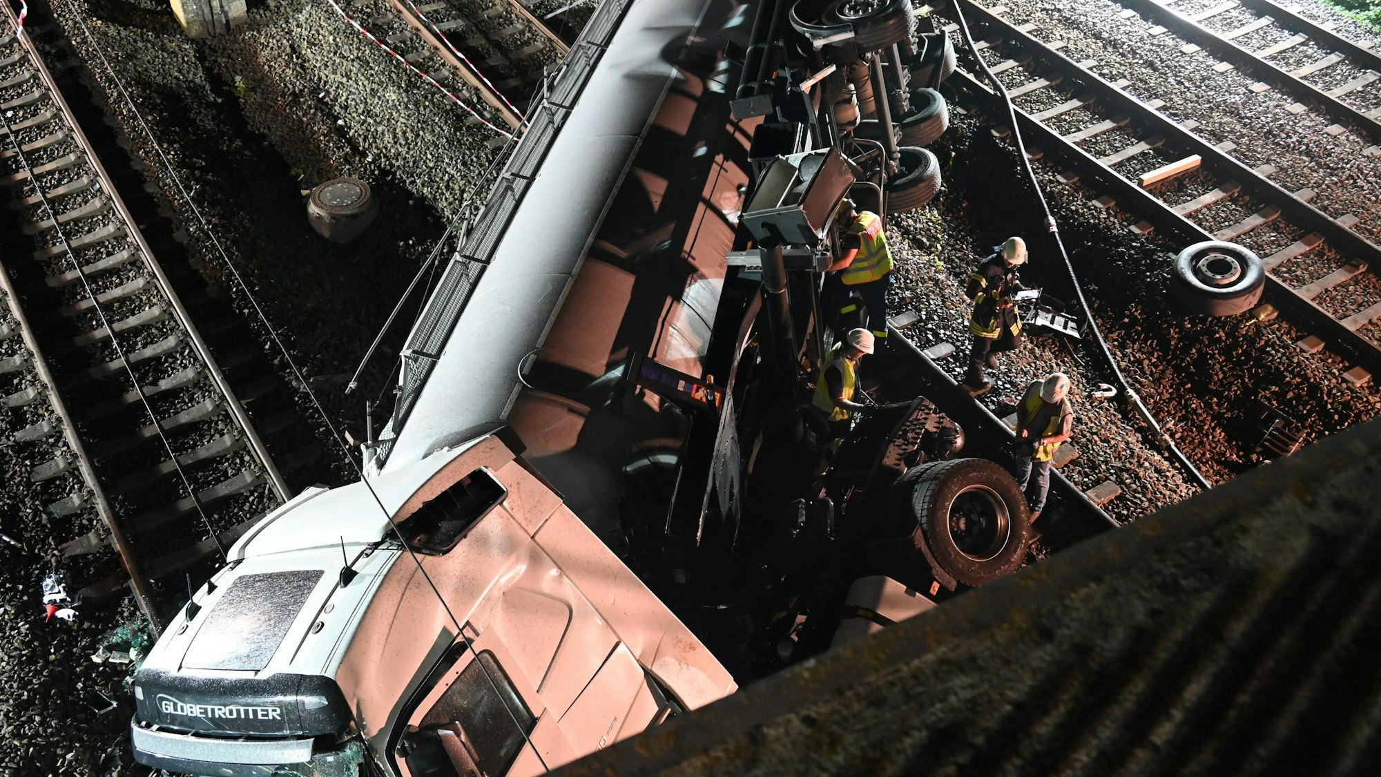 Zahlreiche Hilfskräfte waren an der Bergung beteiligt.