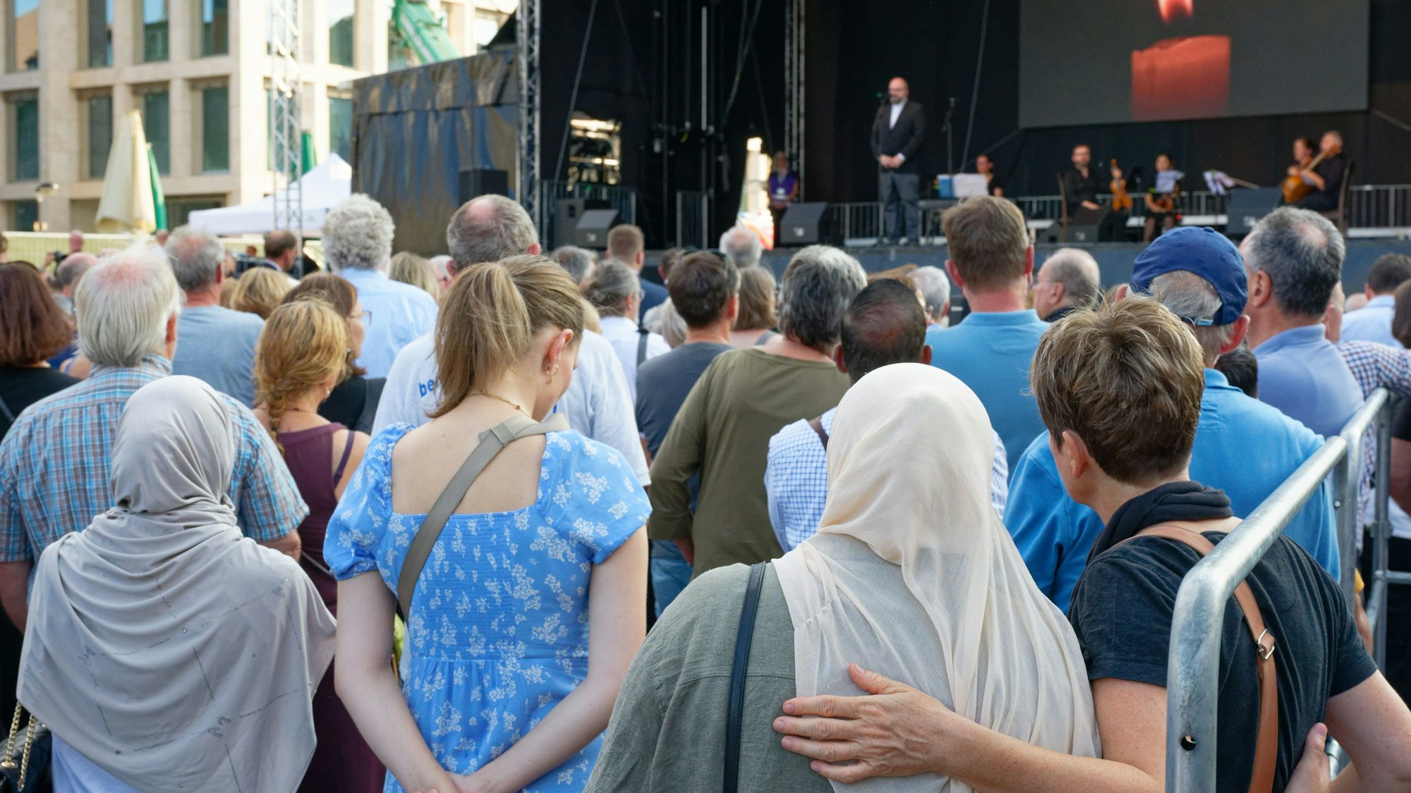 Solingen: Bürger nehmen an einer Andacht auf Neumarkt in Gedenken an die Opfer der Messerattacke auf dem Solinger Stadtfest teil.