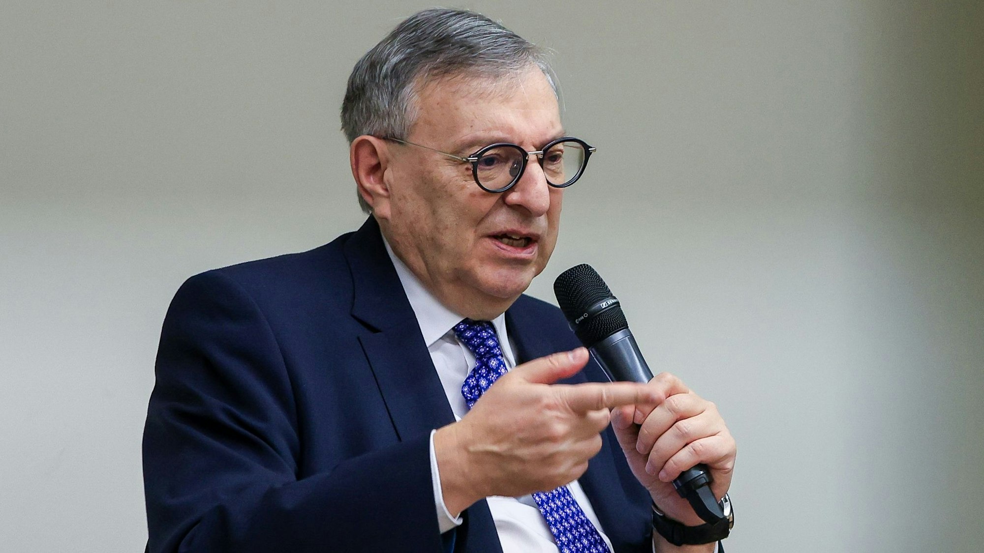 Abraham Lehrer in einer Podiumsdiskussion im Kölner NS-Dokumentationszentrum zum Thema „Nation und Nationalismus-Was müssen Deutsche aus ihrer Vergangenheit lernen“ im März 2024