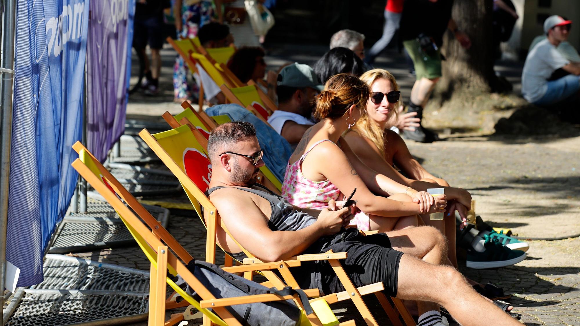 Menschen chillen am Rudolfplatz im Rahmen des Gamescom City Festival 2024.