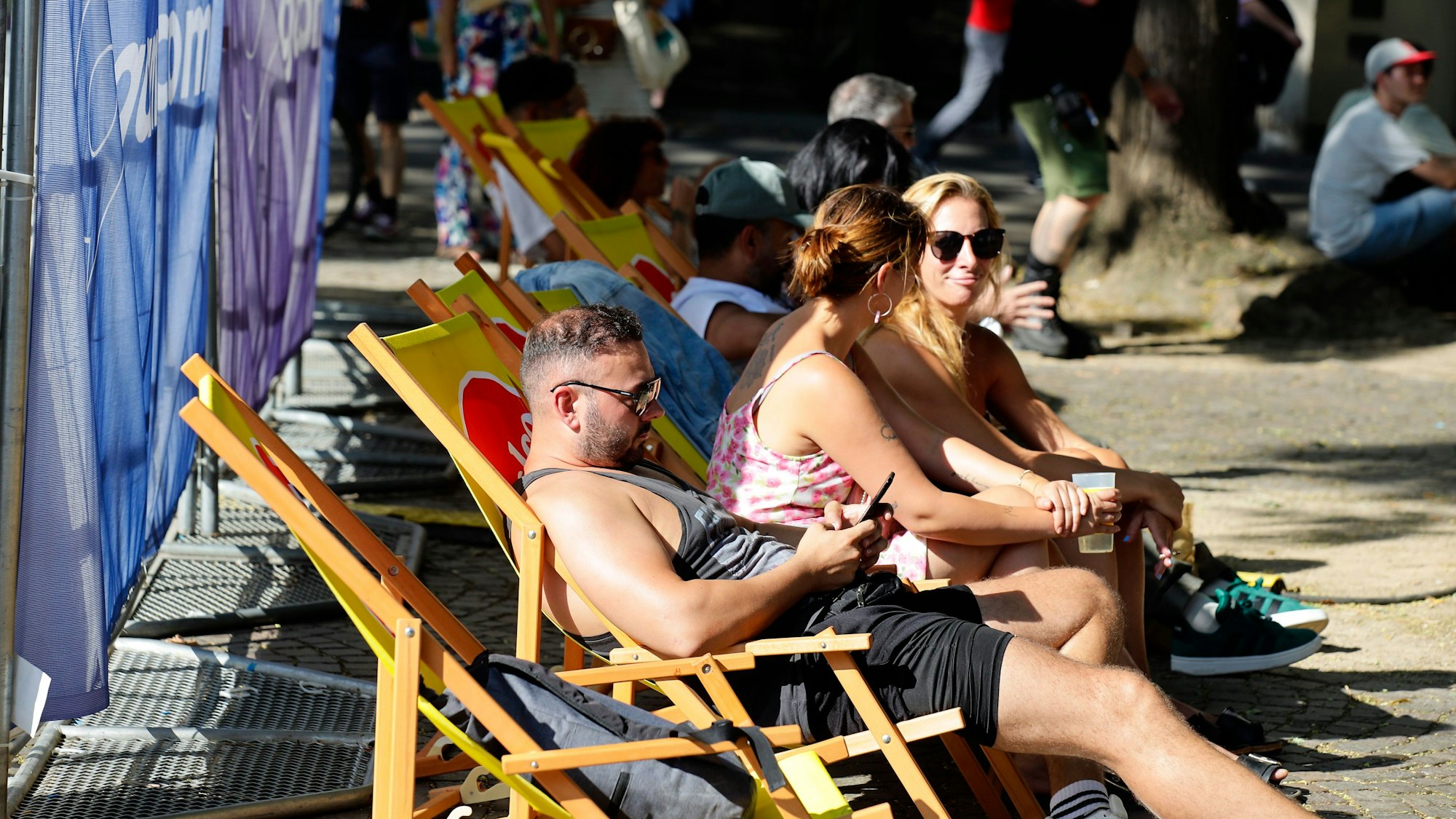 Menschen chillen am Rudolfplatz im Rahmen des Gamescom City Festival 2024.