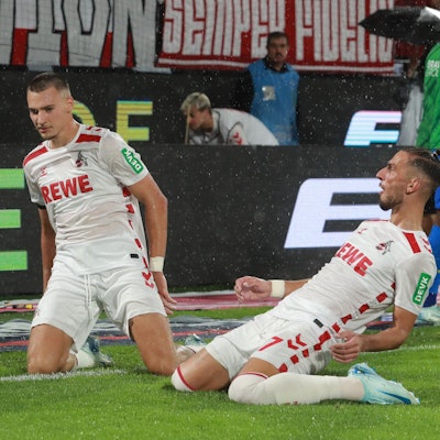 Lemperle und Paqarada bejubeln das 3:0.