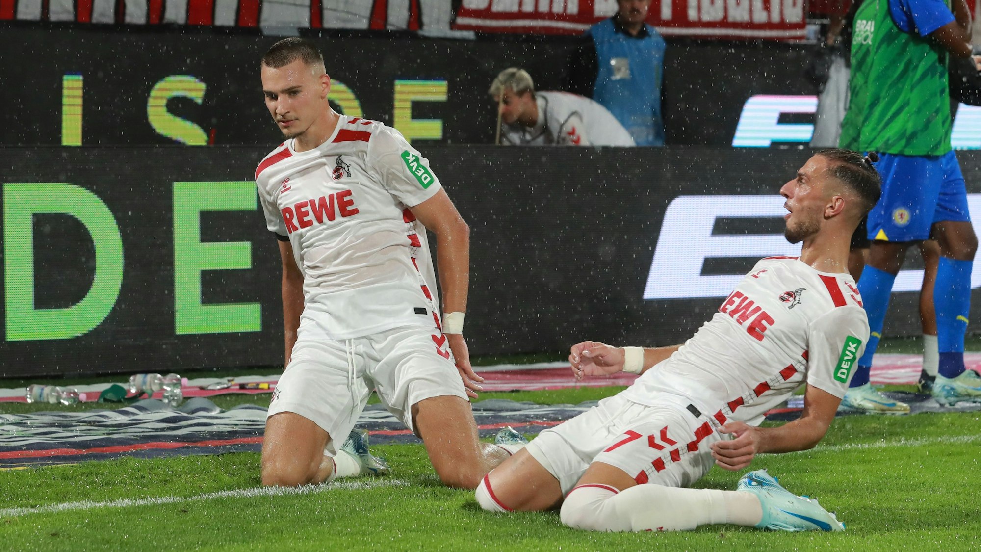 Lemperle und Paqarada bejubeln das 3:0.