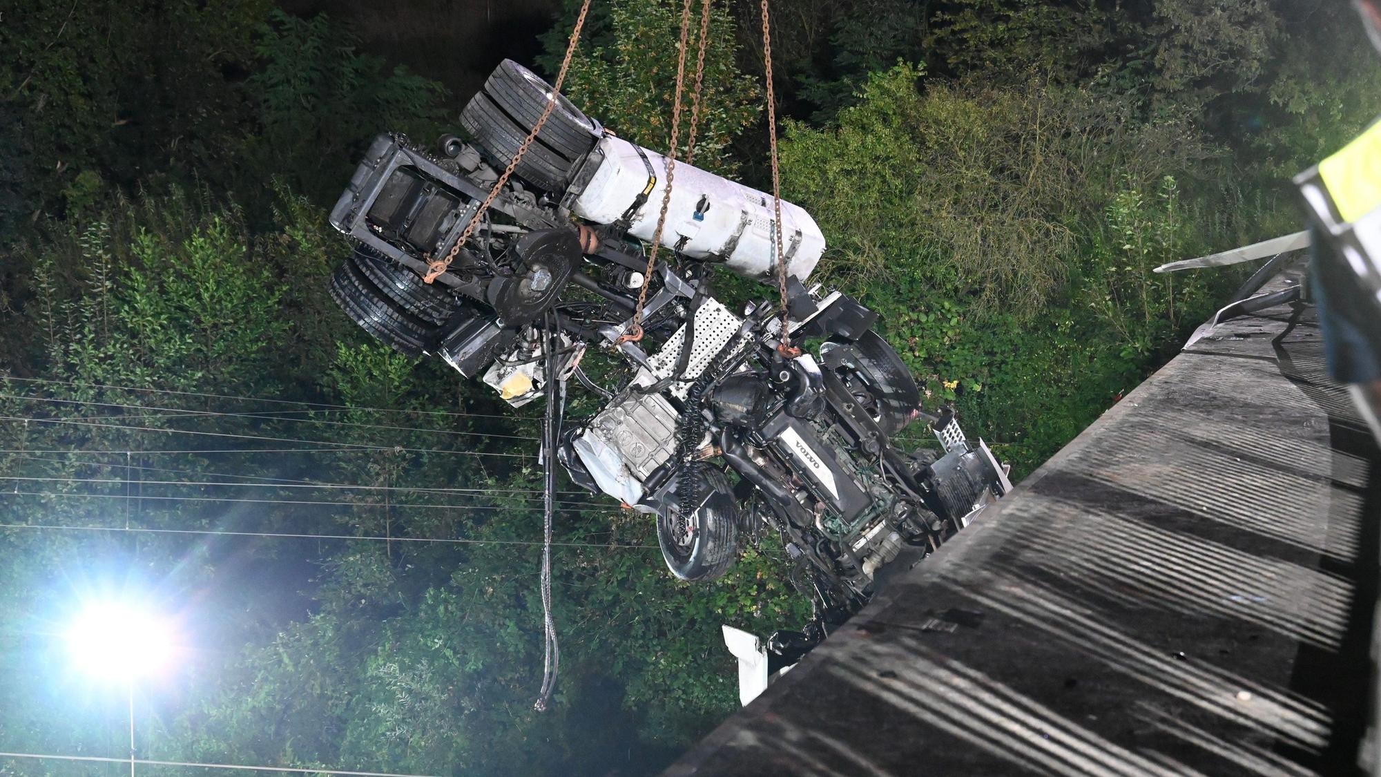 Mithilfe eines Krans war die Zugmaschine wieder auf die Straße gehoben worden.