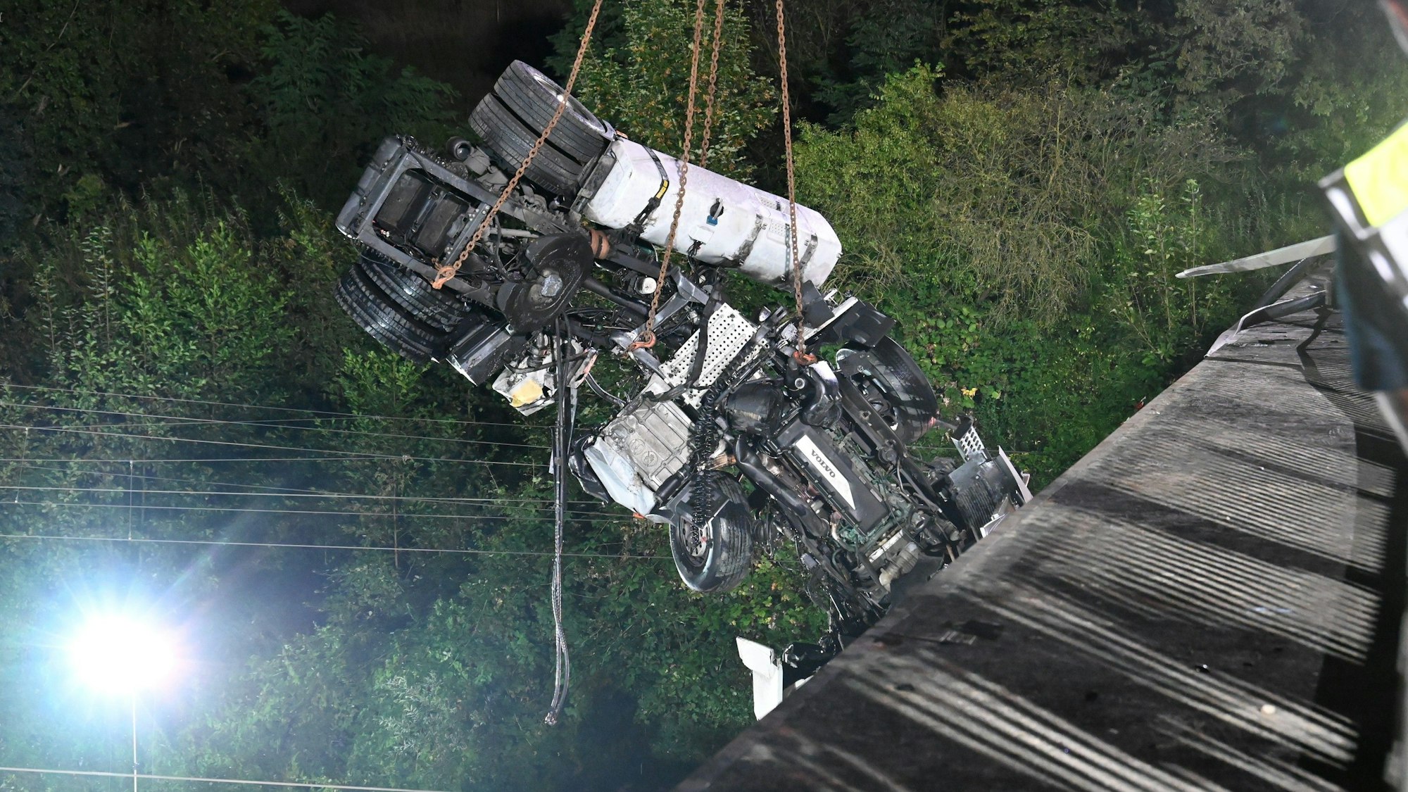 Mithilfe eines Krans war die Zugmaschine wieder auf die Straße gehoben worden.