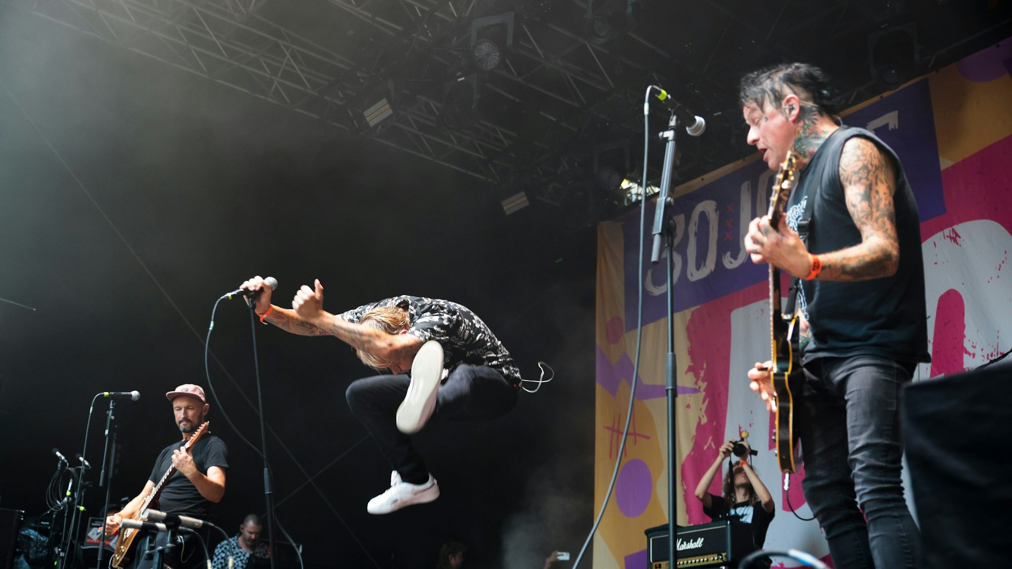 Die Band Donots heizt den Besucherinnen und Besuchern auf dem Gamescom City Festival 2024 ein.