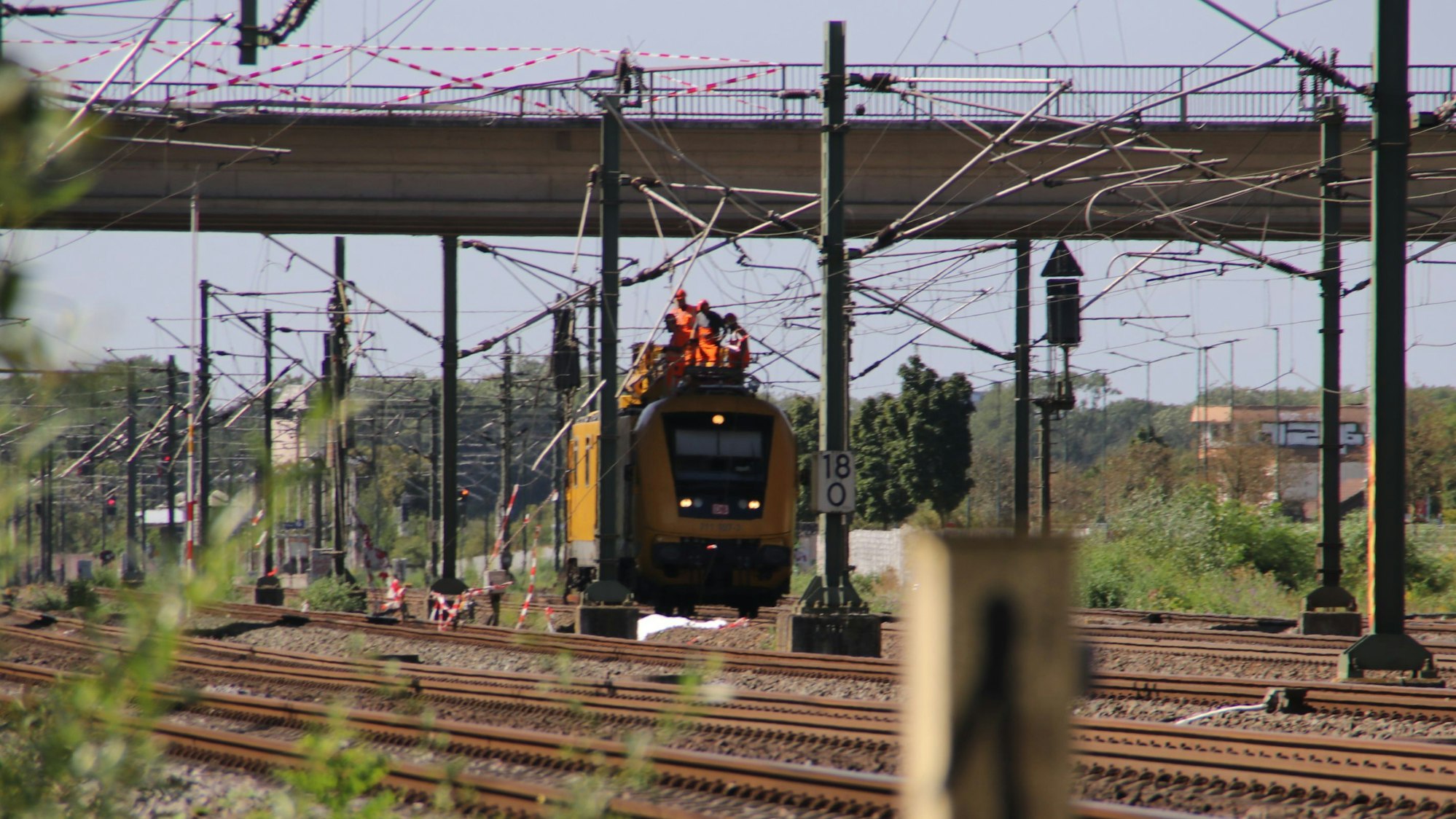 Der Lkw, der in Kerpen-Horrem auf die Gleise gestürzt war, ist in der Nacht auf Samstag geborgen worden.