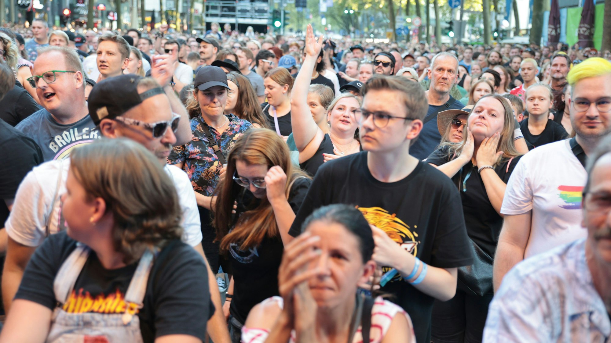 Die Konzerte auf dem Gamescom City Festival 2024 lockten viele Menschen auf die Ringe.