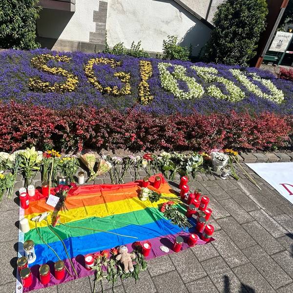 Kerzen und Blumen sind in Solingen an einem Platz niedergelegt.